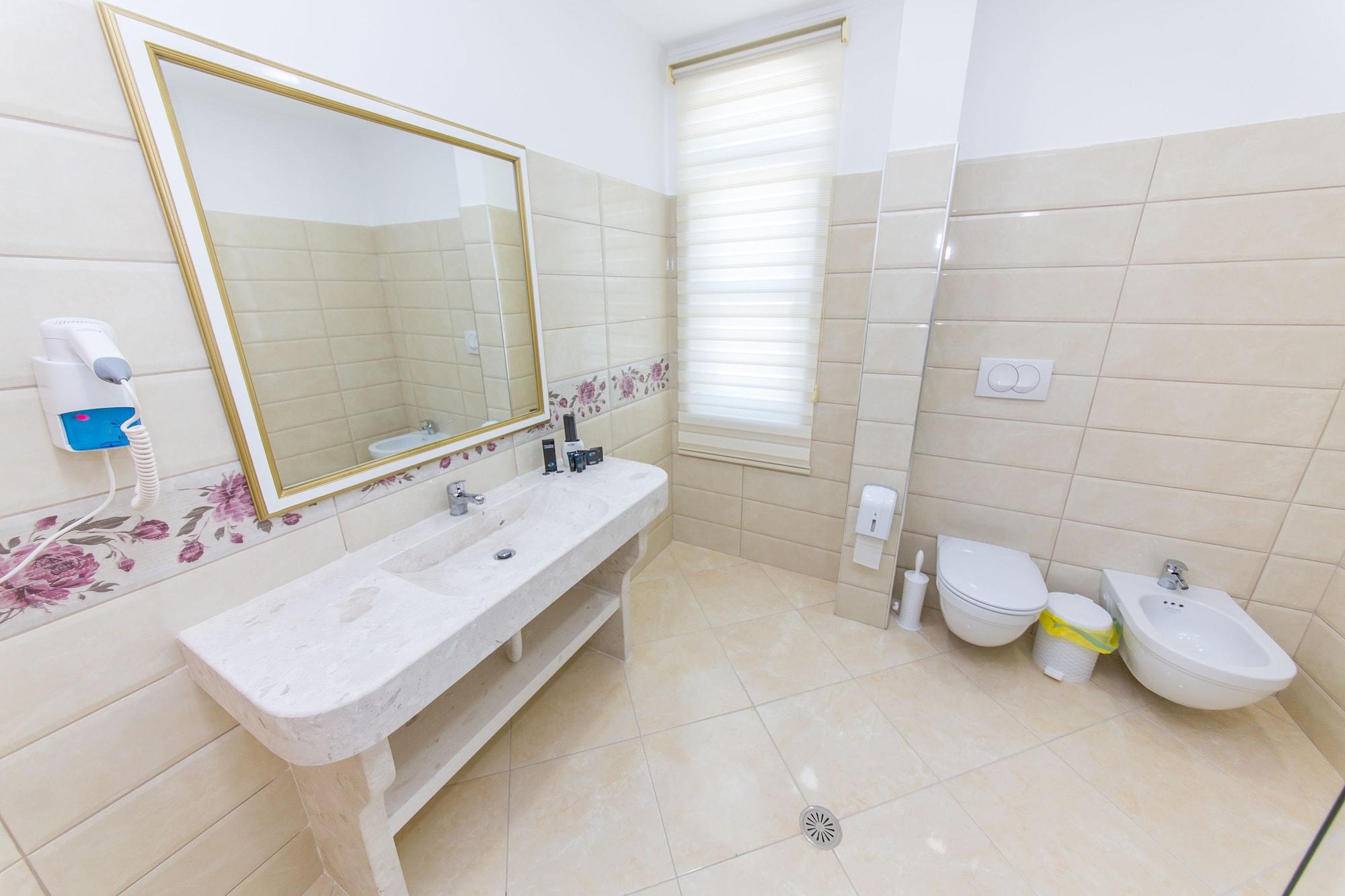 Hotel Belagrita เบราท ภายนอก รูปภาพ